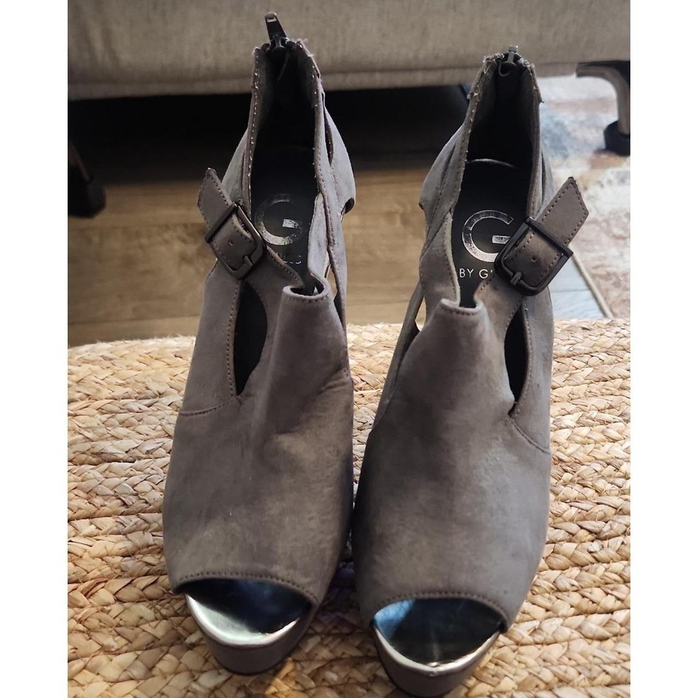 G BY GUESS grey heels size 8M - Picture 2 of 4